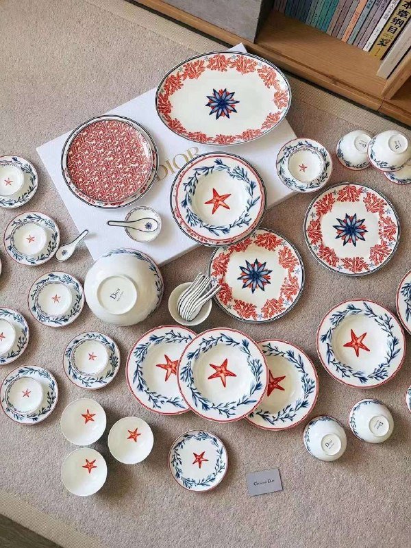 Set crockery of porcelain on 10 people