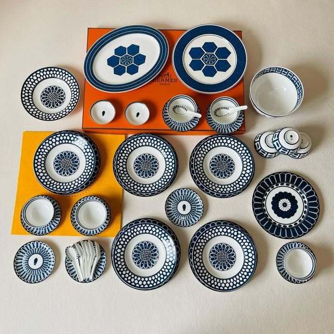 Set porcelain crockery of 41 of the subject