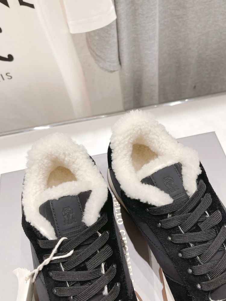 Sneakers women's on fur winter фото 6