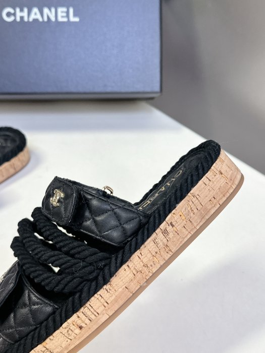 Шлепанцы женские фото 7