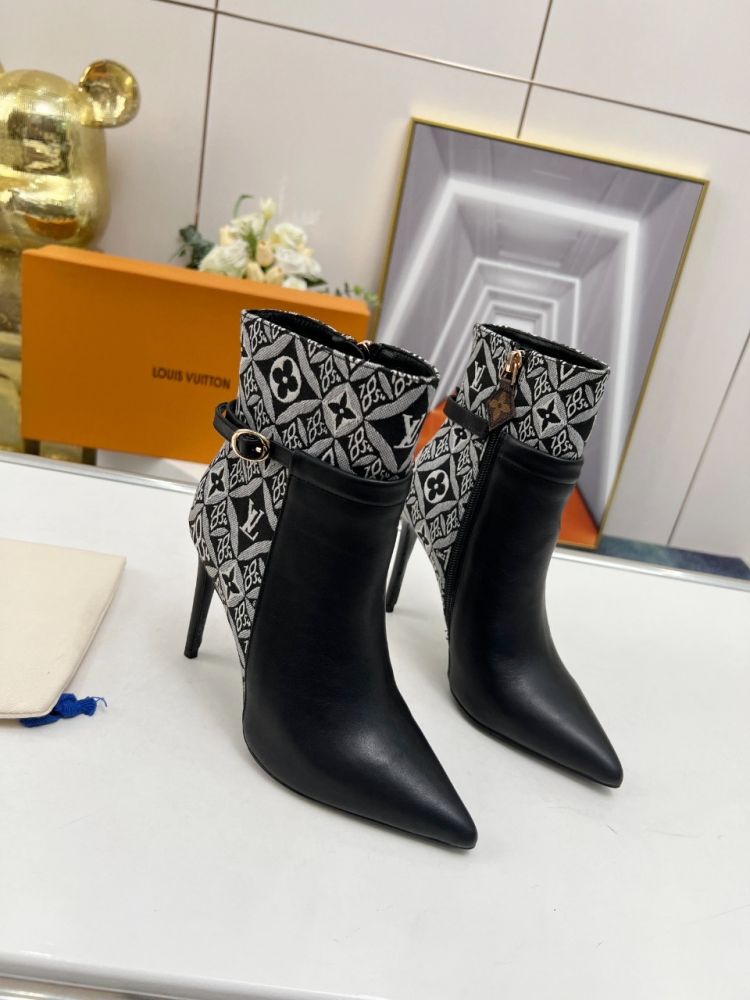 Ankle boots on stud фото 3