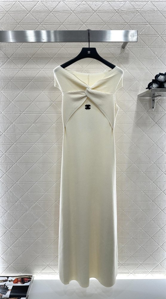 Платье плиссированное трикотажное с открытыми плечами