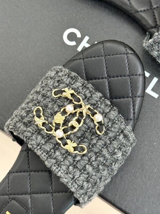 Шлепанцы женские фото 7