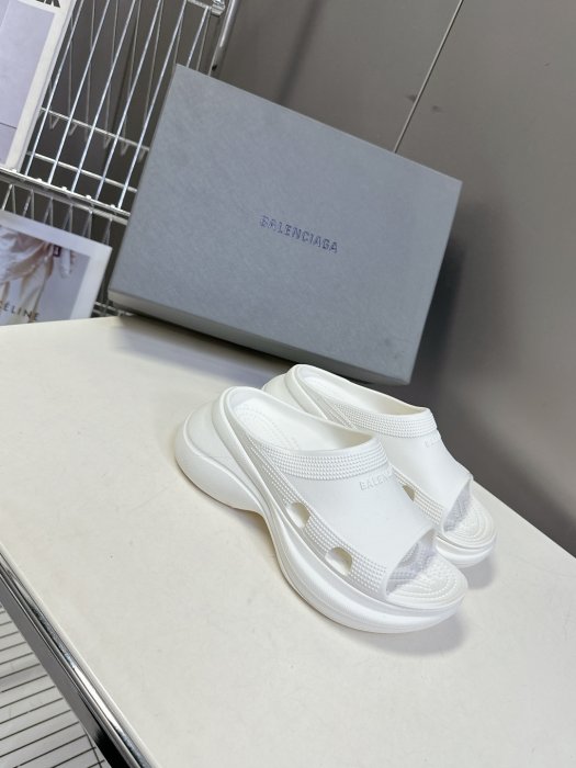 Шлепанцы фото 3