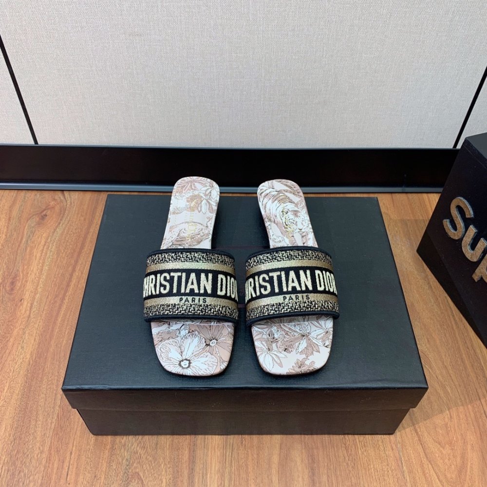 Шлепанцы женские фото 5