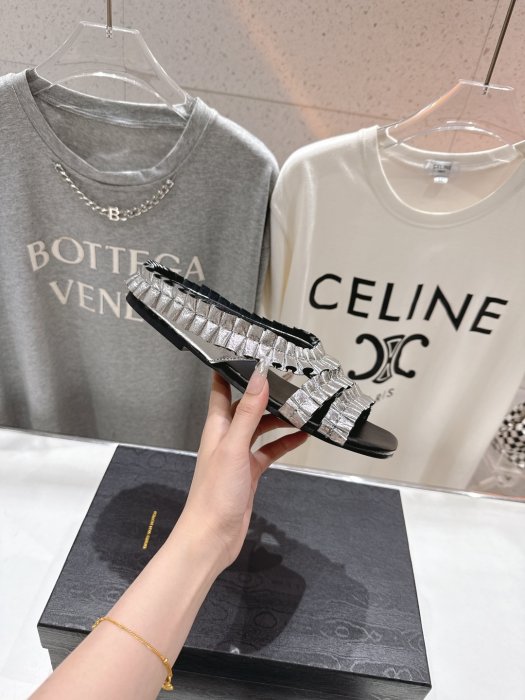 Шлепанцы фото 5