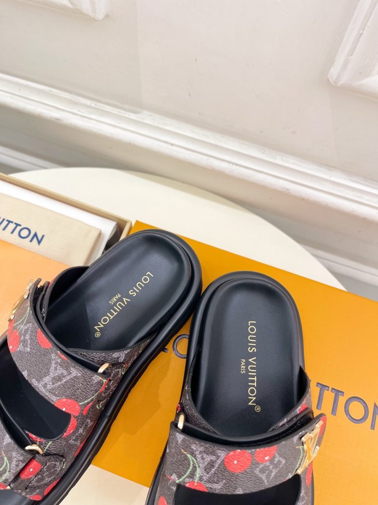 Шльопанці жіночі фото 8