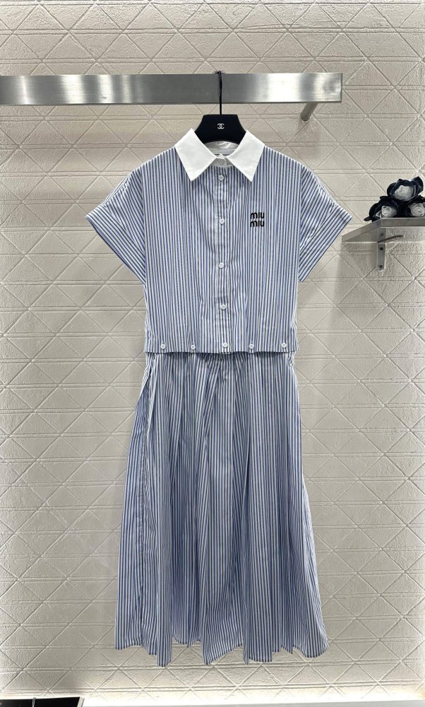 Платье в полоску со съемным воротником