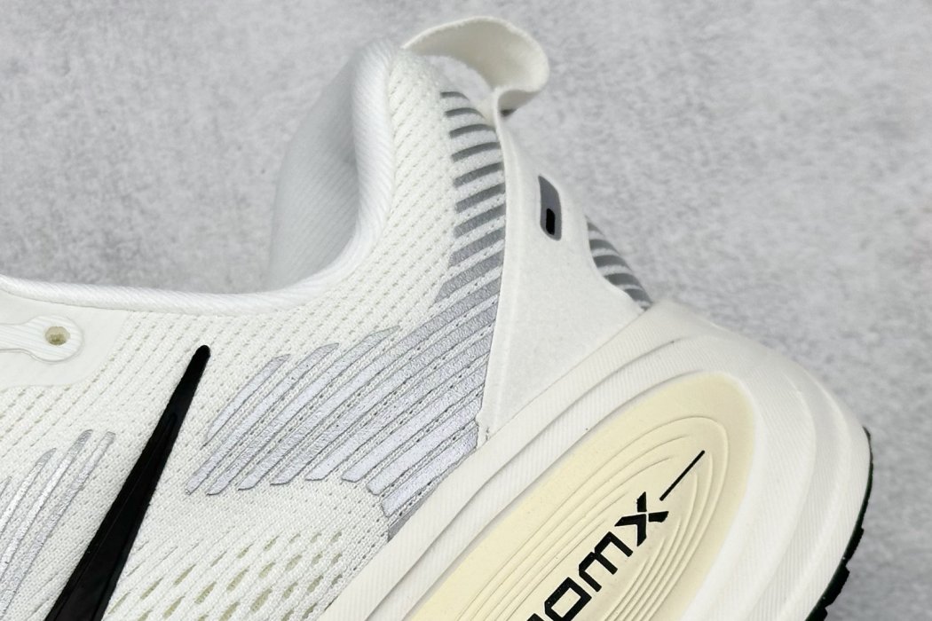 Кроссовки Zoom VOMERO 18 фото 9