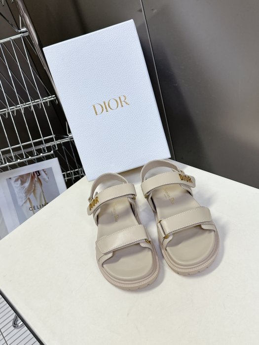 Сандалі жіночі