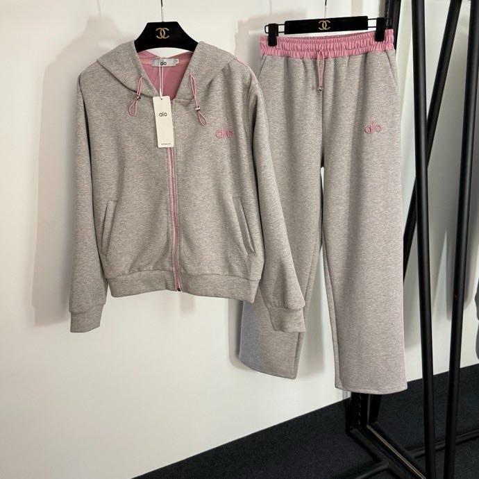 Костюм жіночий