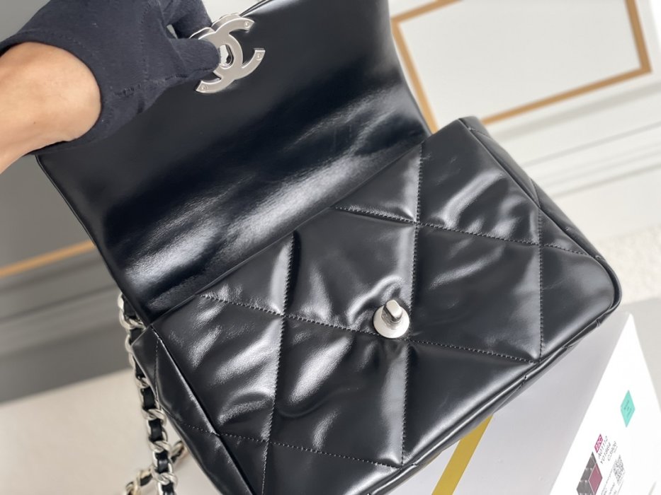 A bag Chanel 19 across shoulder from chain, black фото 7