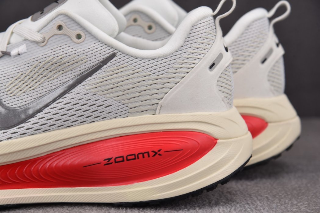 Кроссовки Vomero 18 Platinum Tint Siren Red Light Smoke Grey Metallic фото 13