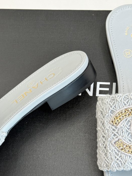 Шлепанцы женские фото 6