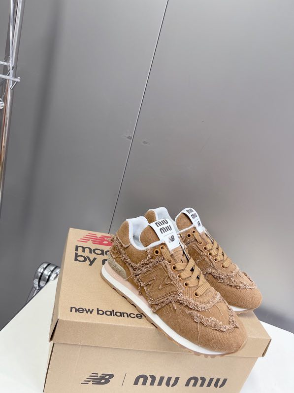 Sneakers Miu Miu and New Balance 574 brown фото 2