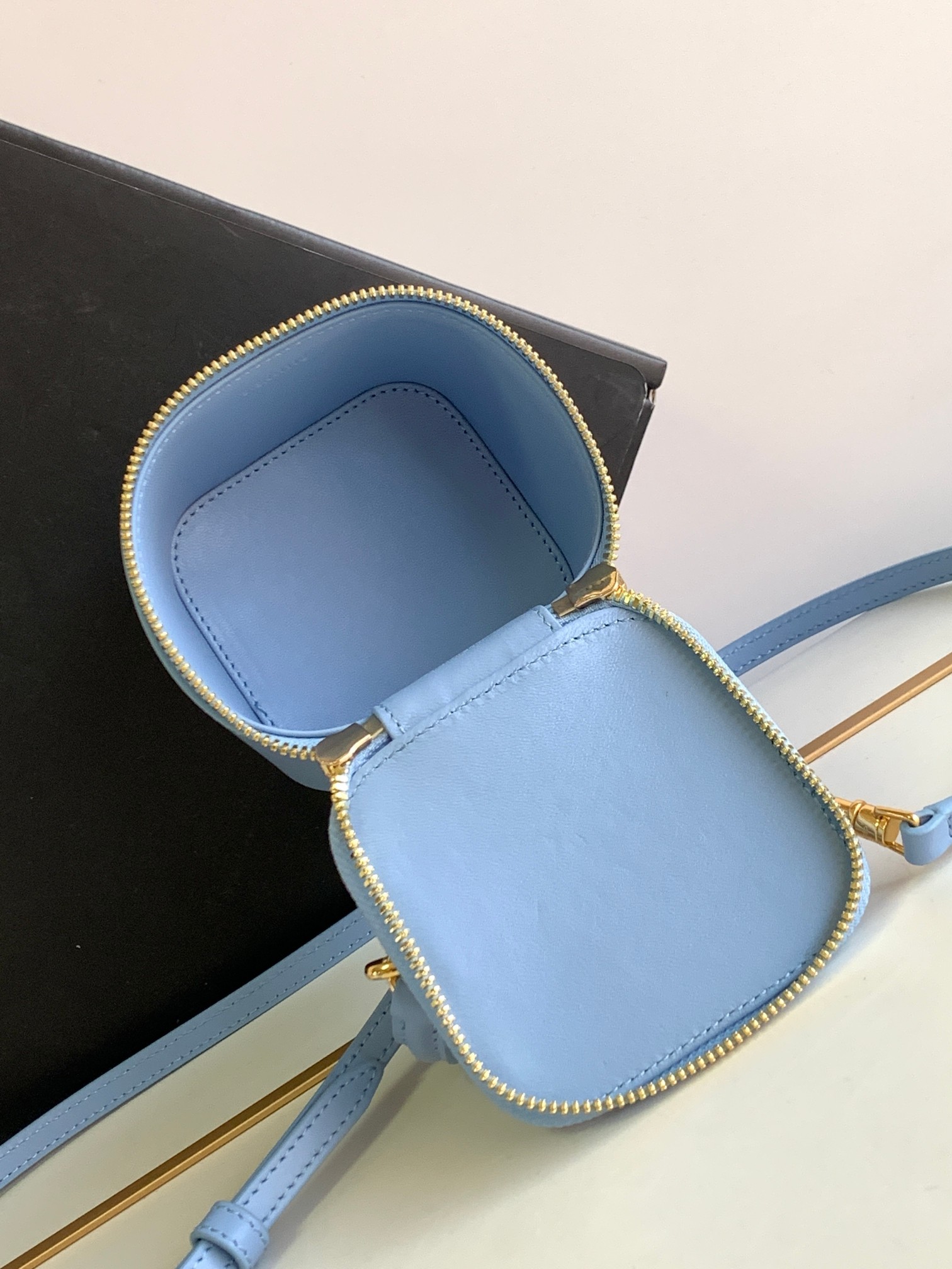 A bag SQUARE VANITY CASE IN TRIOMPHE CANVAS AND CALFSKIN фото 8