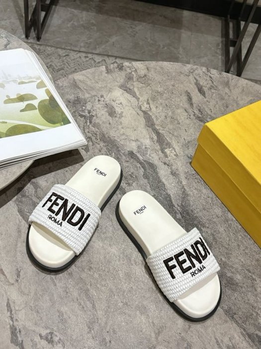 Шлепанцы женские