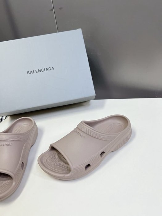 Шлепанцы женские фото 3