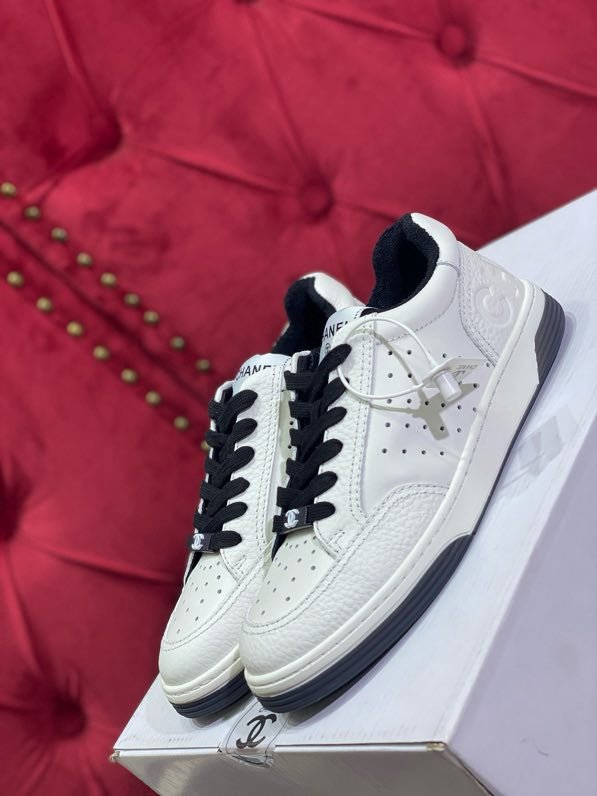 Кроссовки женские