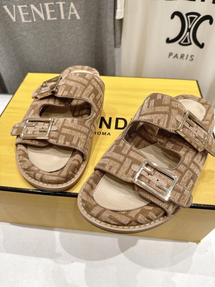 Шльопанці жіночі фото 7