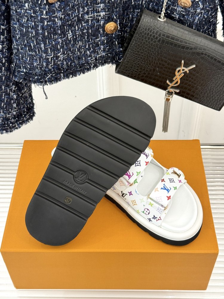 Шльопанці жіночі фото 9