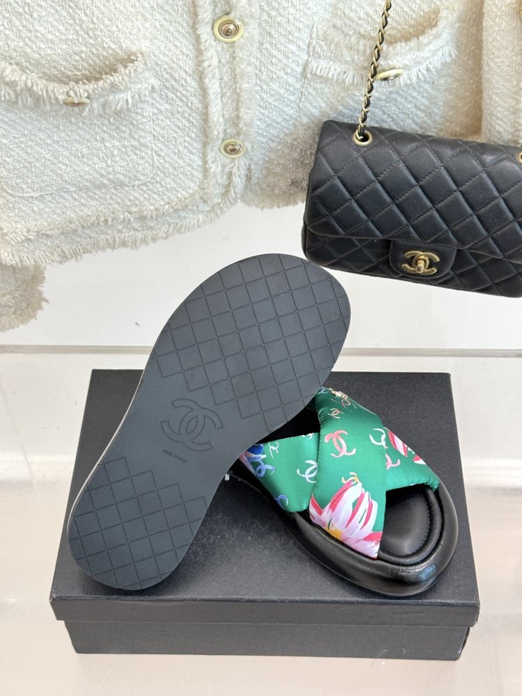 Шлепанцы женские фото 9