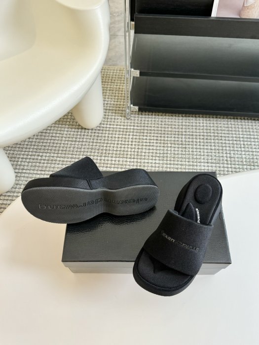 Шлепанцы женские фото 6