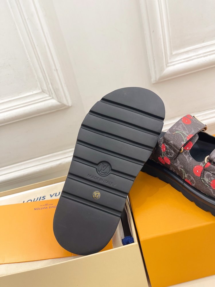 Шльопанці жіночі фото 9