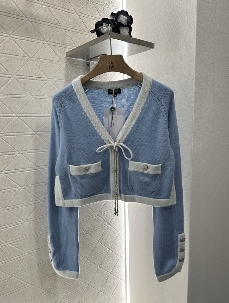 Short knitted cardigan