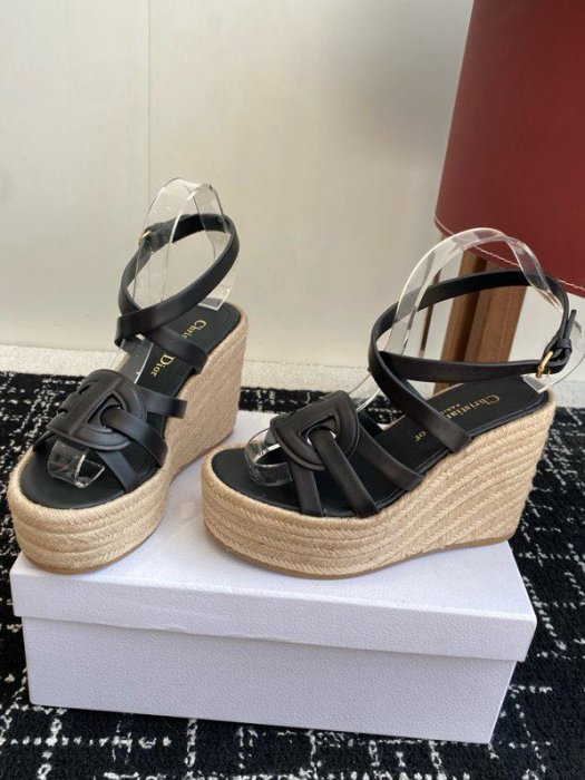 Sandals on platform фото 8