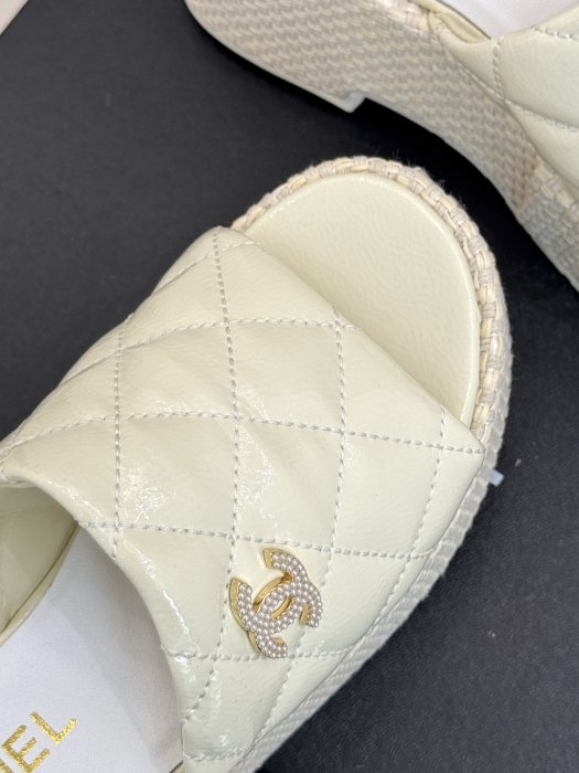 Шлепанцы женские фото 7