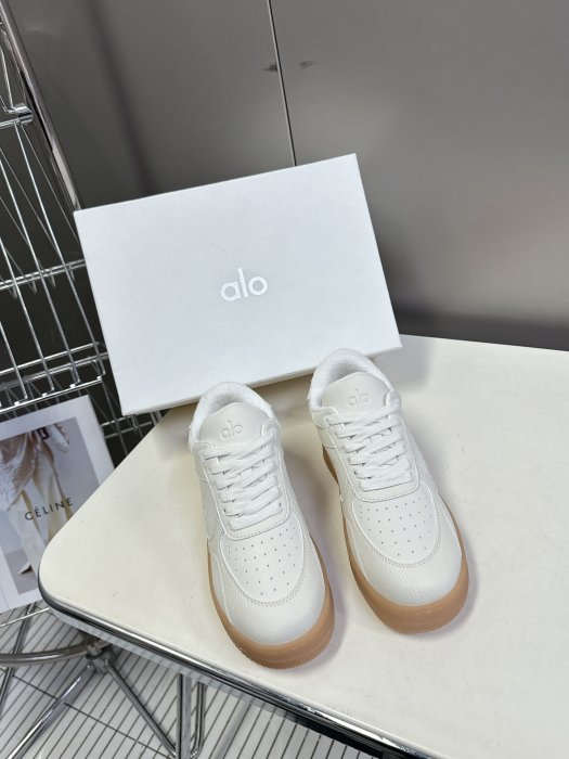 Кроссовки женские