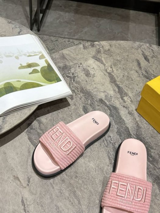 Шлепанцы женские фото 5