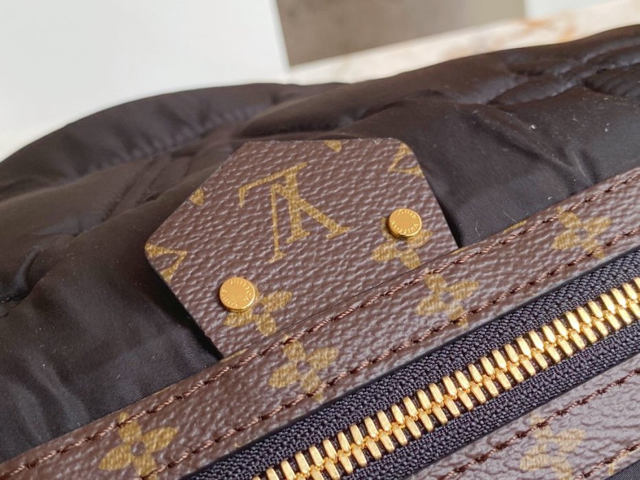 A bag women's LV Pillow Maxi M20971 44 cm фото 7