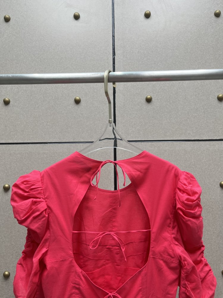 Dress from sleeves-flashlights and open back фото 4