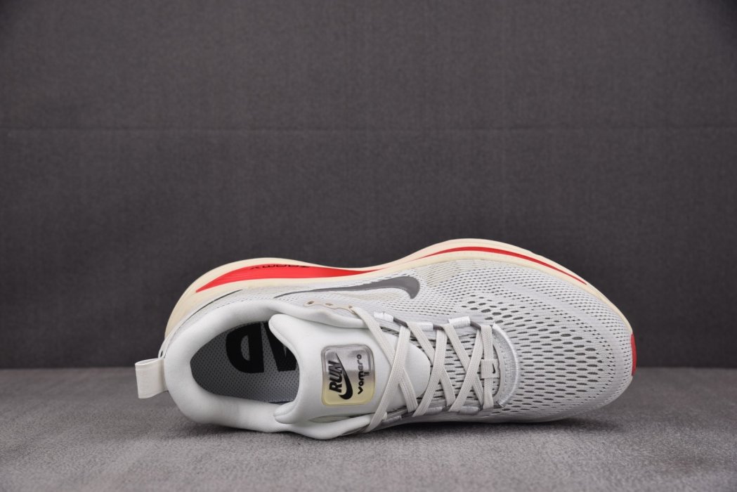 Кроссовки Vomero 18 Platinum Tint Siren Red Light Smoke Grey Metallic фото 3