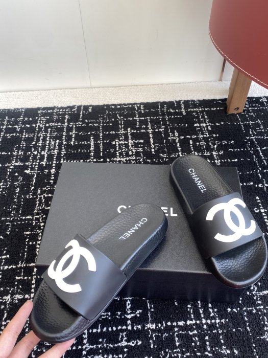 Шлепанцы женские фото 7