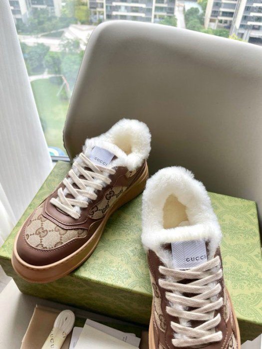 Sneakers leather on fur фото 3