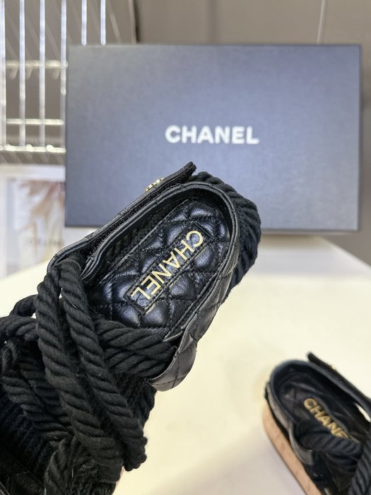 Шлепанцы женские фото 7