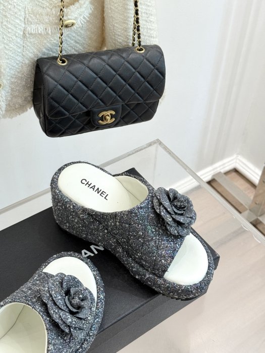 Шлепанцы женские фото 5