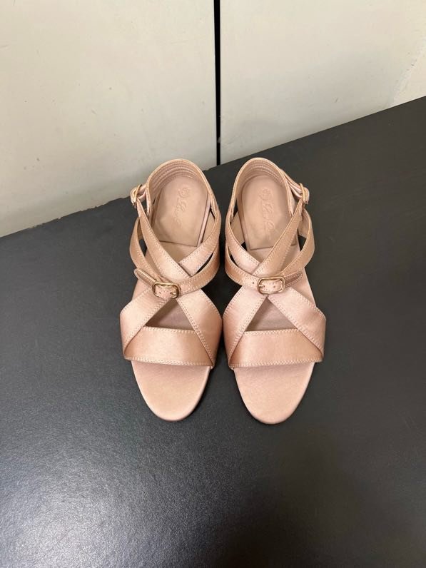 Сандалі жіночі