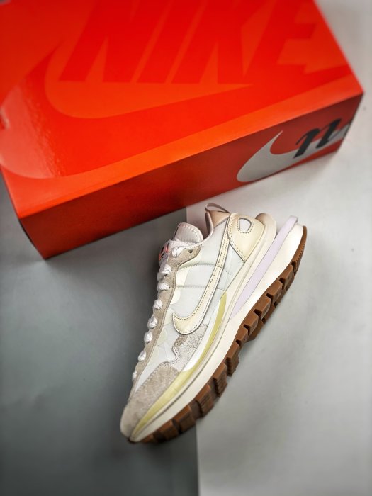 Sneakers Sacai x NK VaPorwaffle 3.0 White and Gum DD1875-100 фото 3