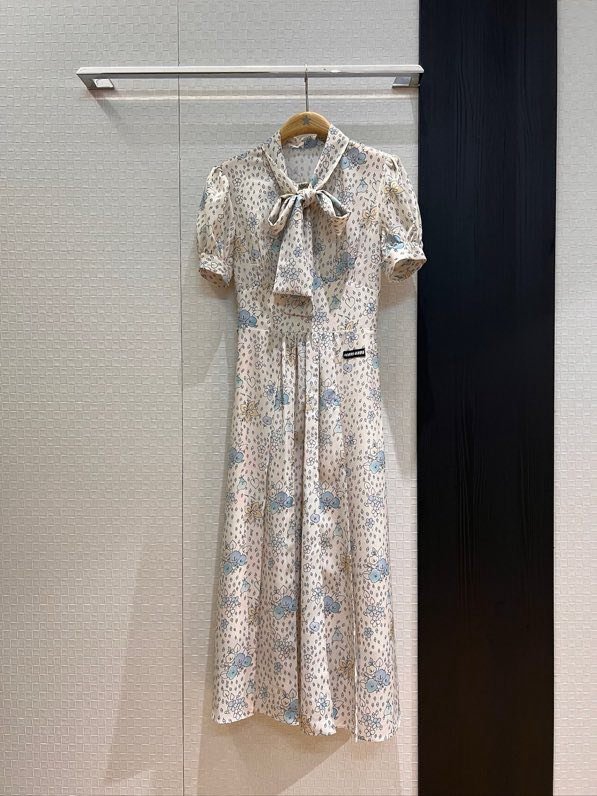 Платье с рукавами фонариками и принтом роз