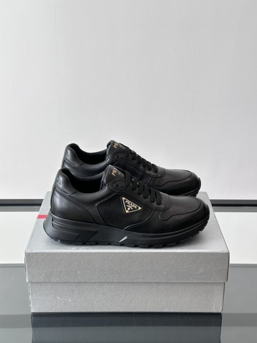 Кросівки чоловічі