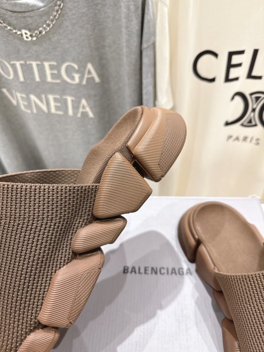 Шлепанцы женские фото 6