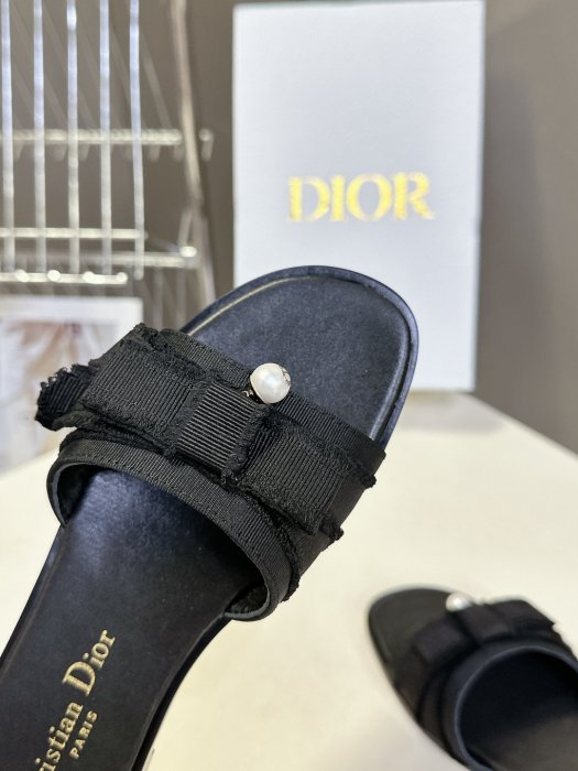 Шльопанці жіночі фото 8