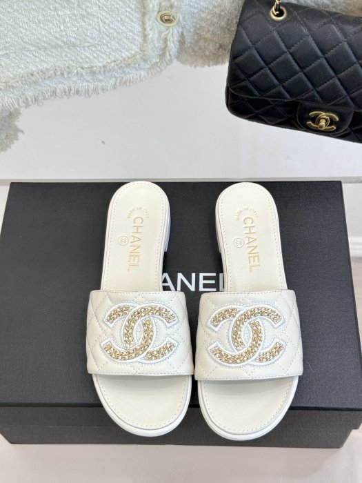 Шлепанцы женские фото 4