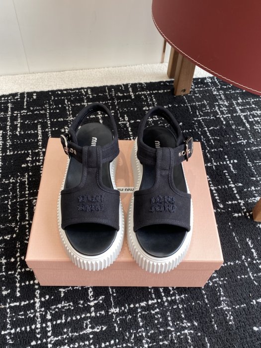 Сандалі жіночі