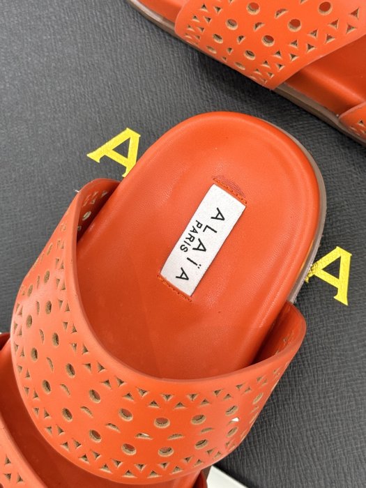 Шлепанцы женские фото 8