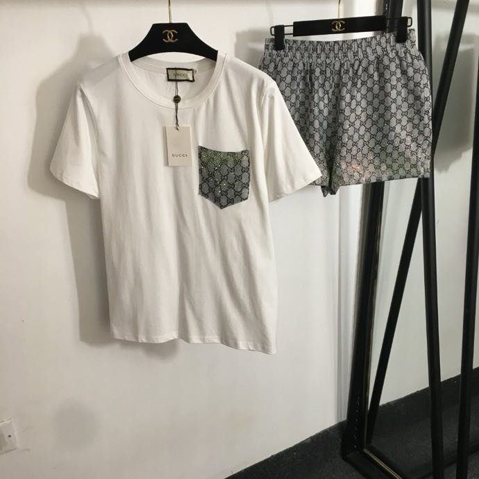 Костюм жіночий